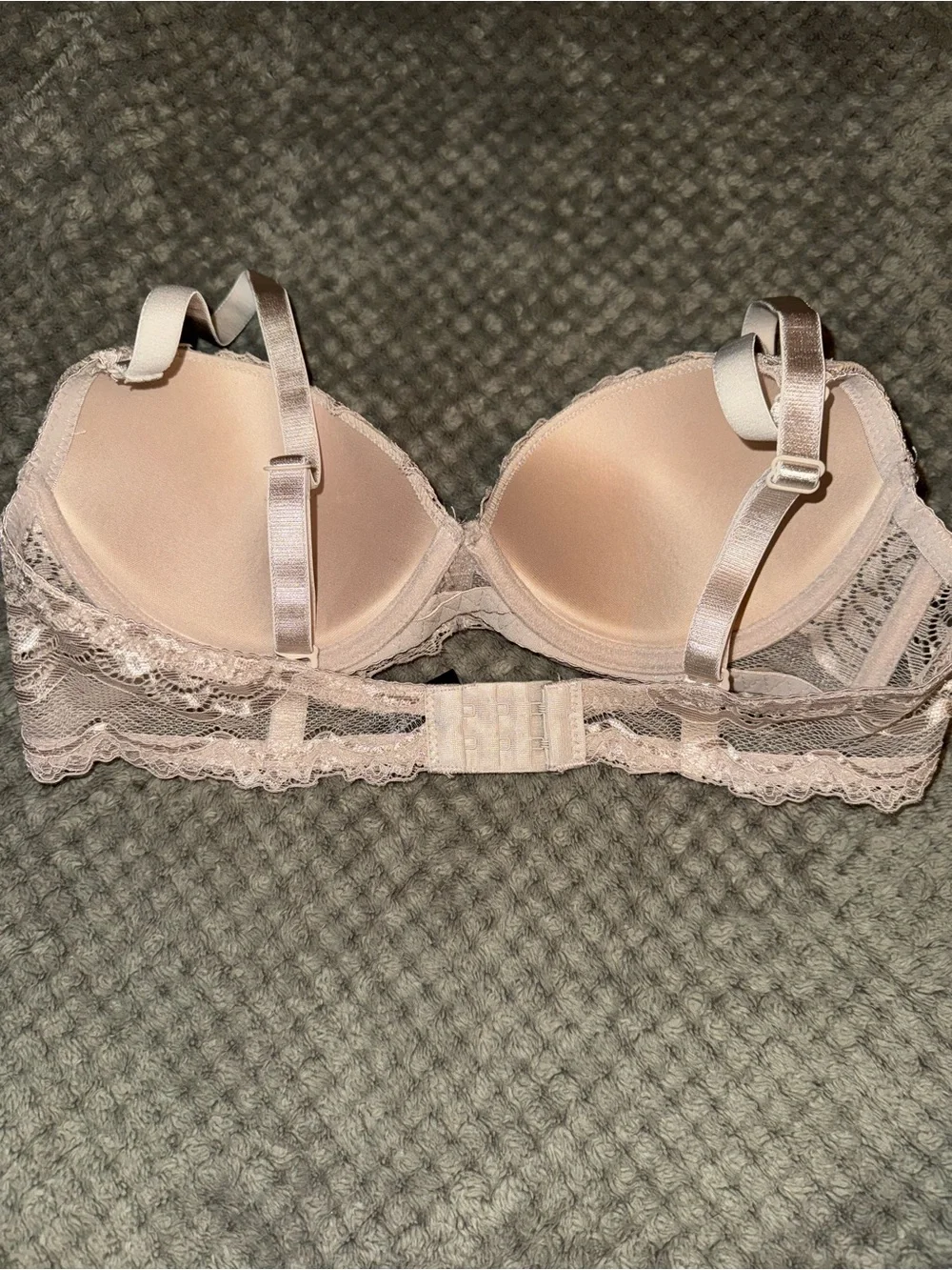 Elegant lace push-up bra with floral embroidery